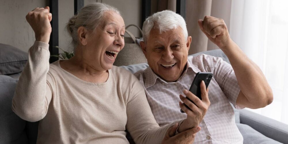 Adulto mayor usando tecnología con salud cerebral activa