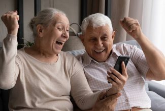 Adulto mayor usando tecnología con salud cerebral activa