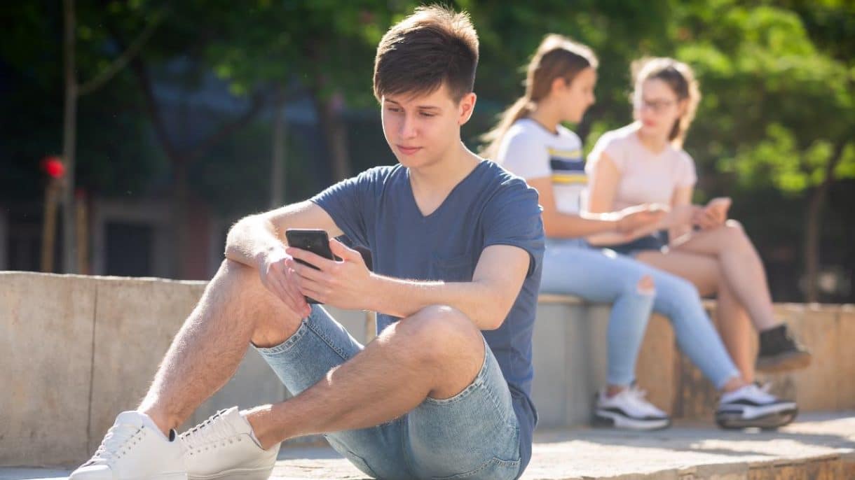 Estudio sobre el uso de redes sociales en adolescentes con problemas de salud mental.