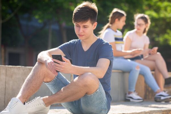 Estudio sobre el uso de redes sociales en adolescentes con problemas de salud mental.