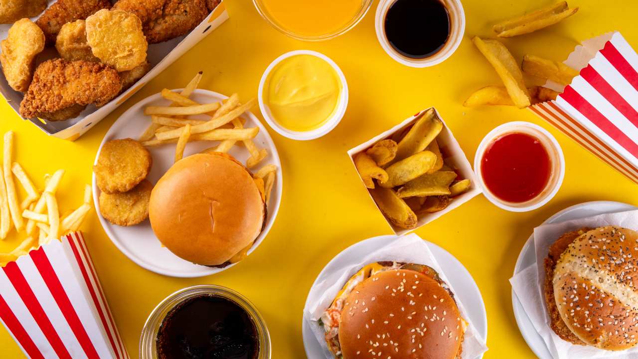 ¿Comer alimentos ultraprocesados acelera el párkinson temprano?