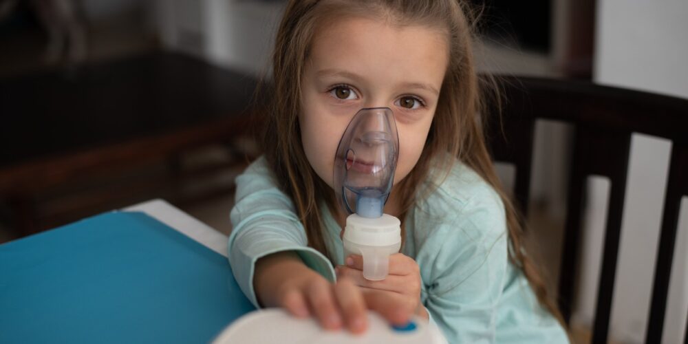 Ozono en el aire y su impacto en la salud respiratoria infantil.