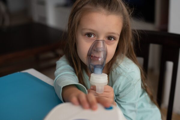 Ozono en el aire y su impacto en la salud respiratoria infantil.