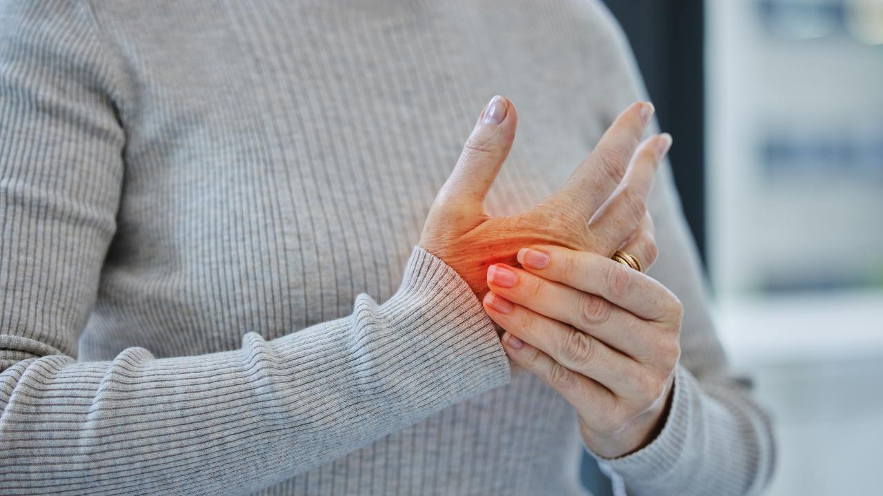 ¿Te duele la mano al cargar? Podría ser tendinitis o tendinosis