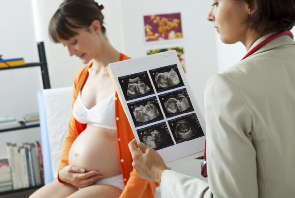 cirugía fetal en el útero materno