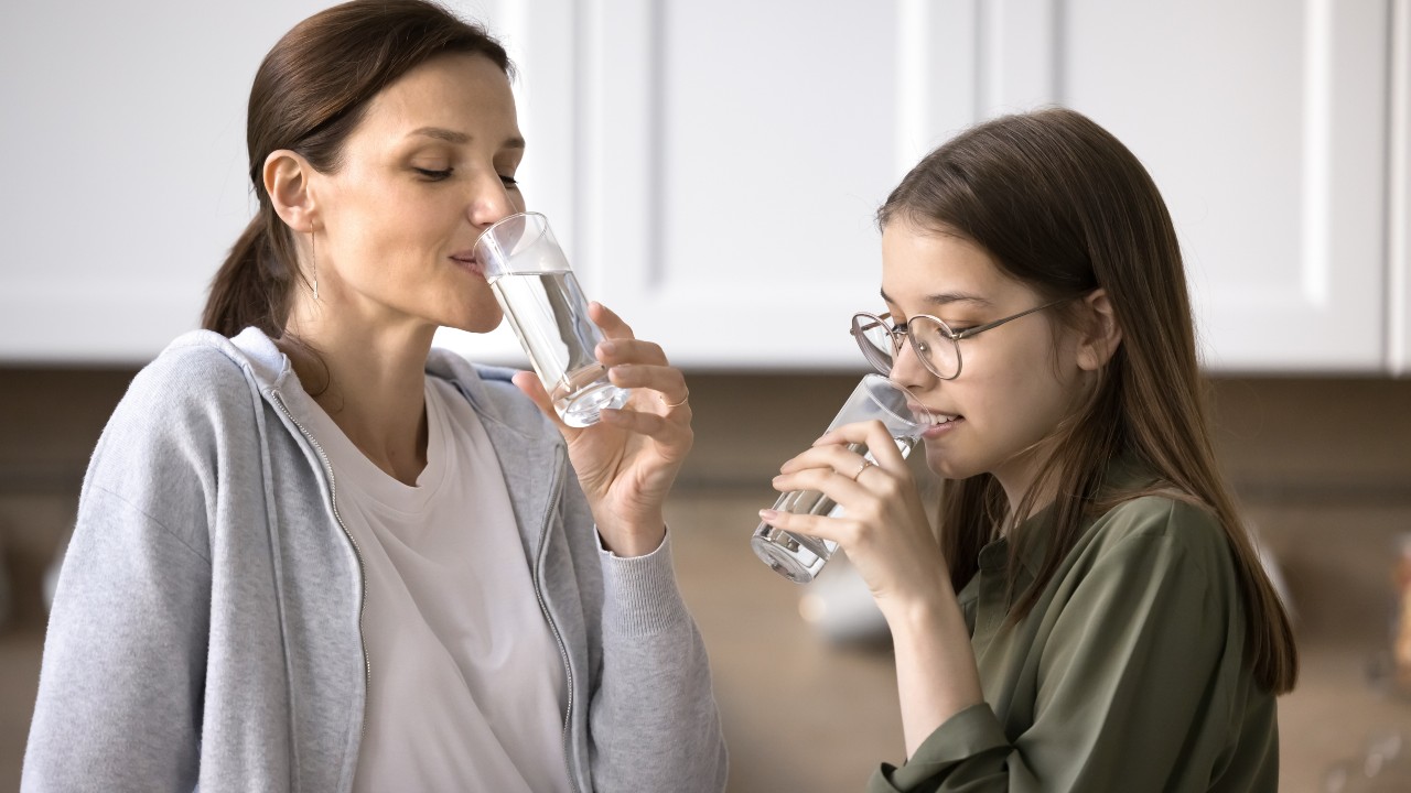¿Beber dos litros de agua al día es una necesidad real?