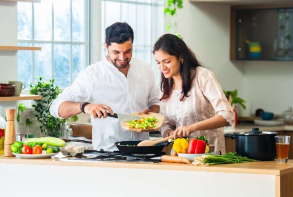 pareja realizando actividades en pareja para fortalecer su relación