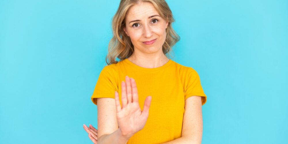 Persona aprendiendo a decir que no con confianza y calma