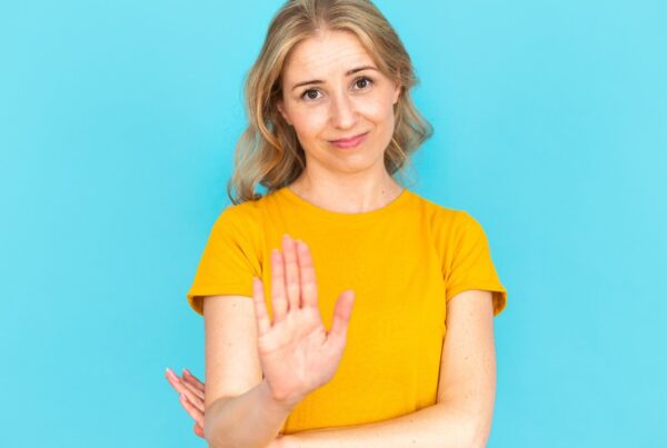 Persona aprendiendo a decir que no con confianza y calma