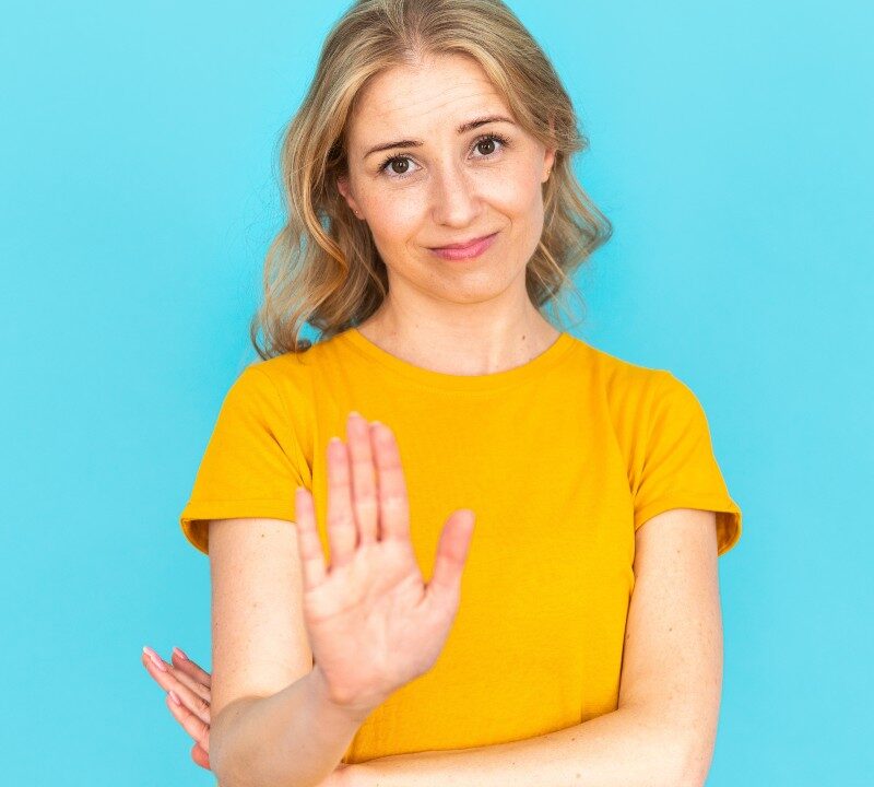 Persona aprendiendo a decir que no con confianza y calma
