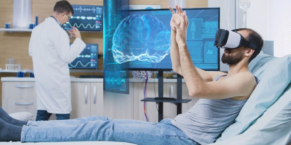 Paciente con casco de realidad virtual en sesión de rehabilitación tras un ictus