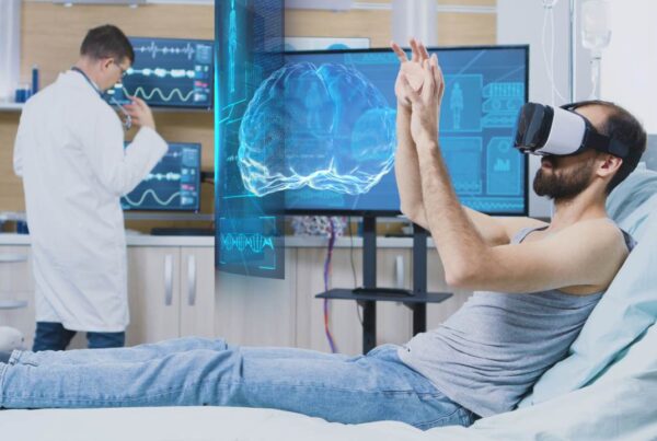 Paciente con casco de realidad virtual en sesión de rehabilitación tras un ictus