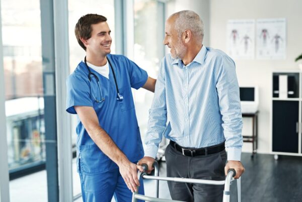 Auxiliar de enfermería cuidando a paciente en hospital