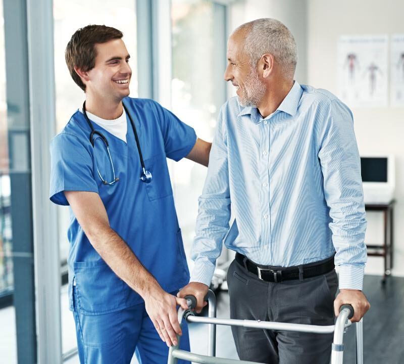 Auxiliar de enfermería cuidando a paciente en hospital