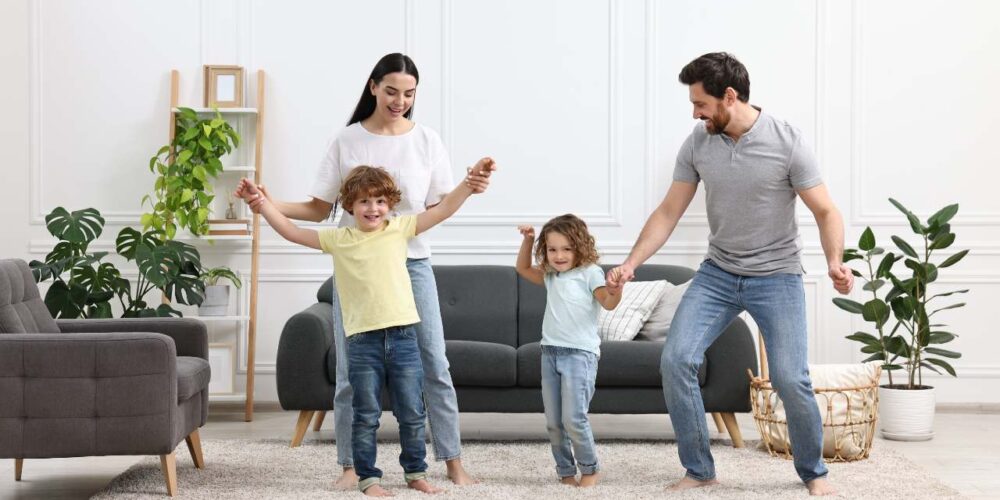 Familia disfrutando espacios saludables en casa con plantas y luz natural