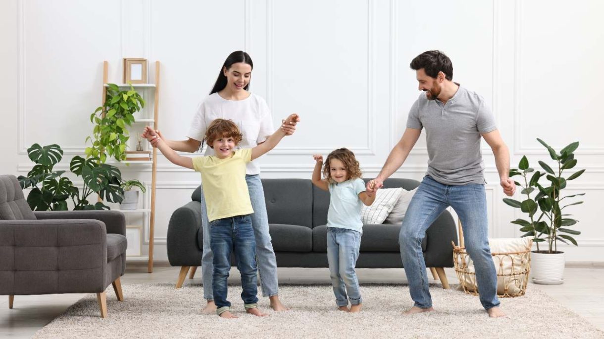 Familia disfrutando espacios saludables en casa con plantas y luz natural