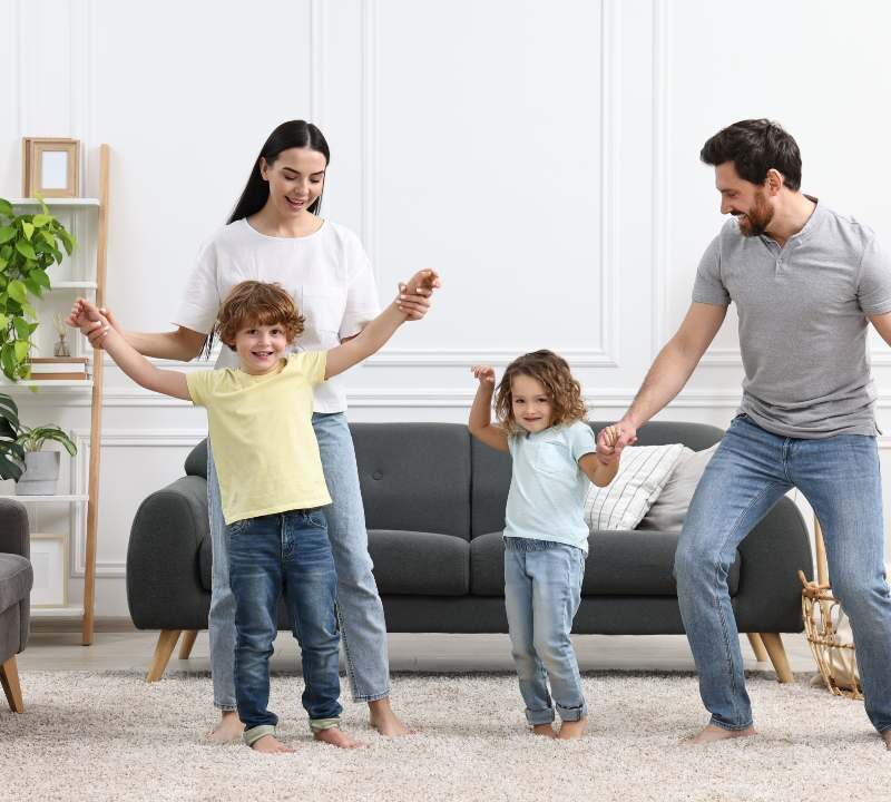 Familia disfrutando espacios saludables en casa con plantas y luz natural