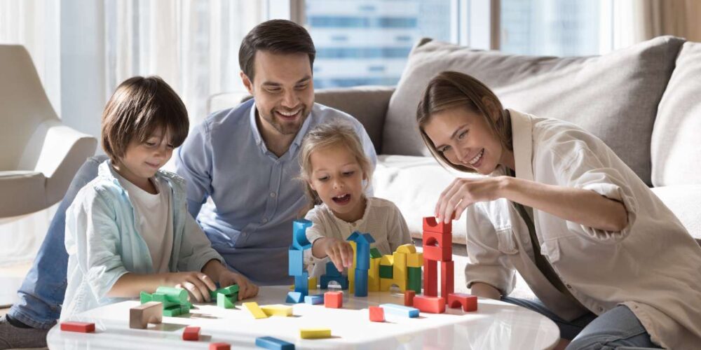 Familia disfrutando un digital detox juntos sin dispositivos