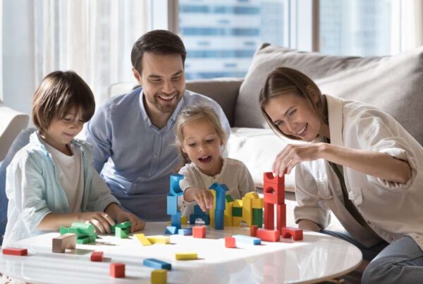 Familia disfrutando un digital detox juntos sin dispositivos