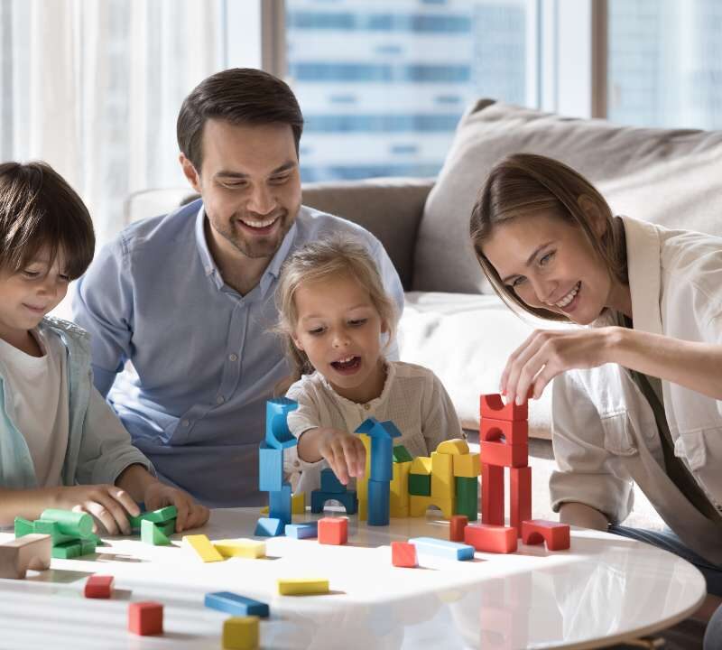 Familia disfrutando un digital detox juntos sin dispositivos