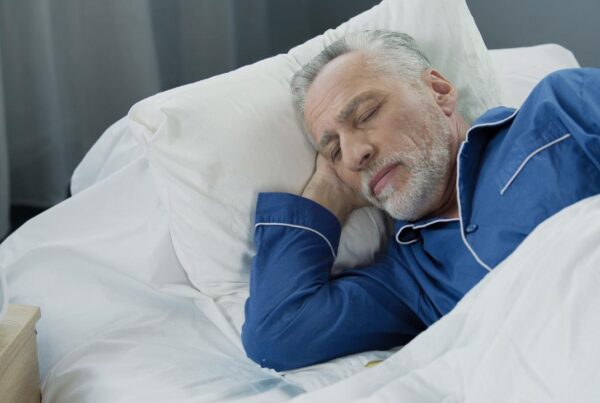 persona mayor durmiendo plácidamente gracias a la higiene del sueño