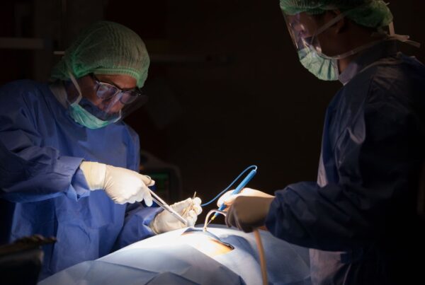 Médica explicando tipos de histerectomía a una paciente