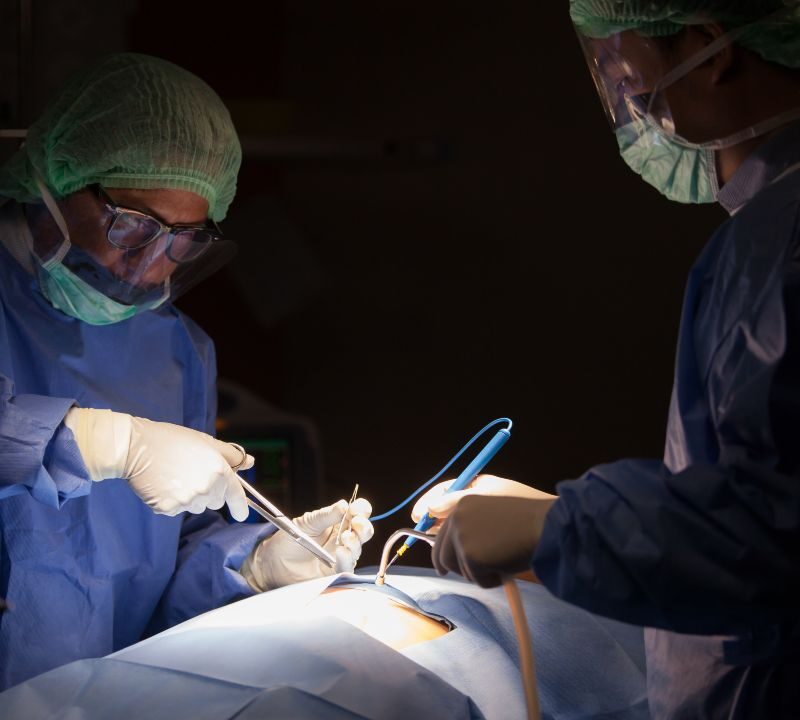 Médica explicando tipos de histerectomía a una paciente