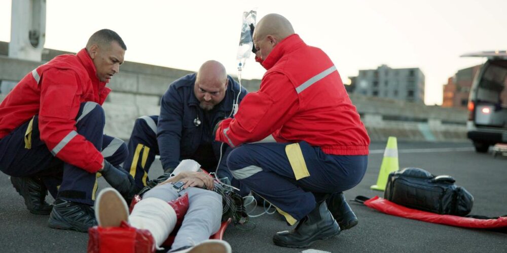 Paramédico brindando atención prehospitalaria avanzada en la calle