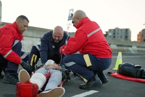 Paramédico brindando atención prehospitalaria avanzada en la calle
