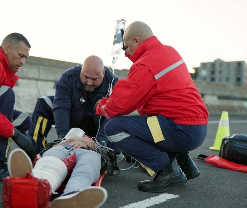 Paramédico brindando atención prehospitalaria avanzada en la calle