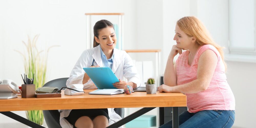 Profesional de la salud conversando con paciente en consulta inclusiva