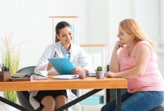 Profesional de la salud conversando con paciente en consulta inclusiva
