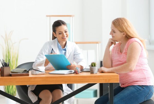 Profesional de la salud conversando con paciente en consulta inclusiva