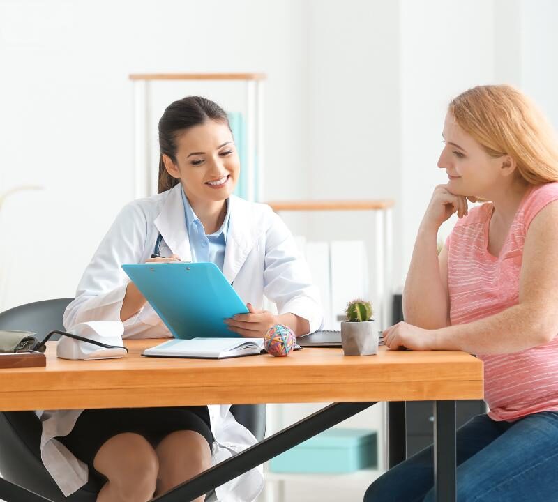 Profesional de la salud conversando con paciente en consulta inclusiva
