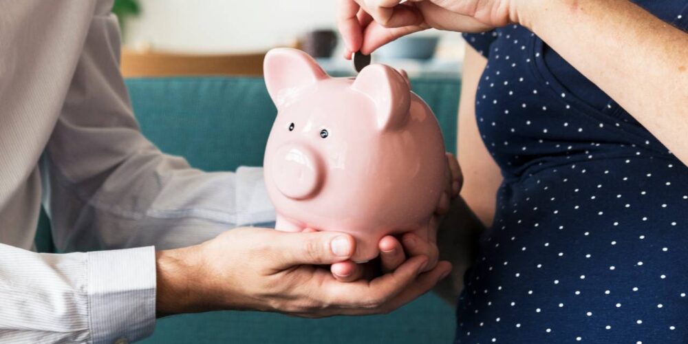 Familias planificando el presupuesto llegada bebé en EE. UU.