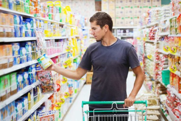 persona leyendo etiqueta nutricional para evaluar productos