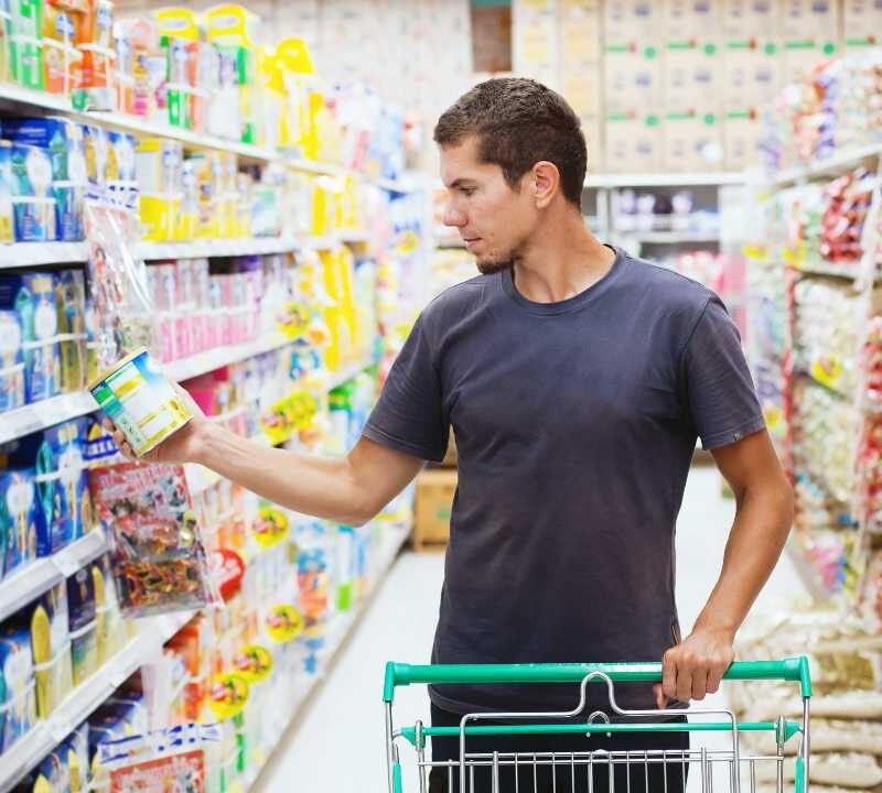 persona leyendo etiqueta nutricional para evaluar productos