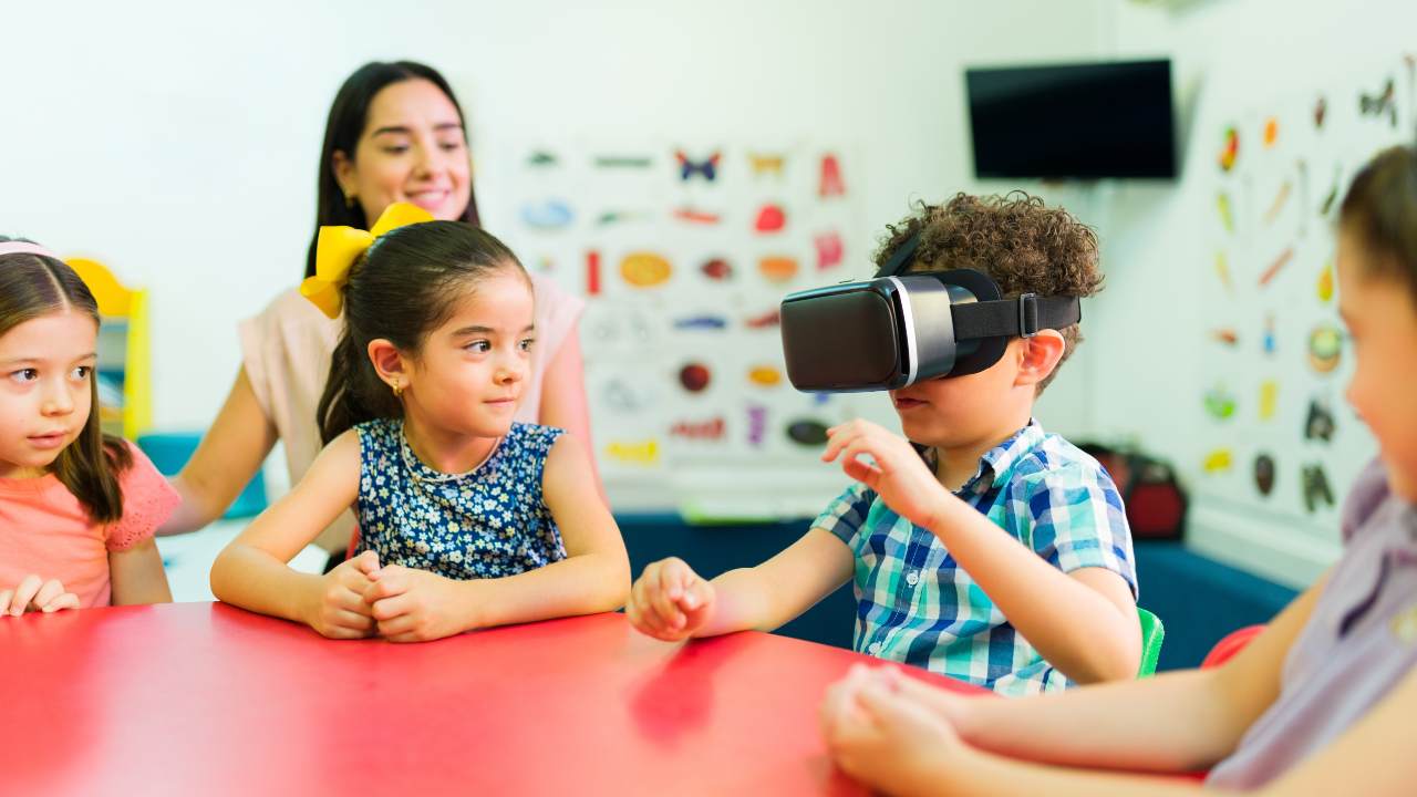 Realidad virtual en la enseñanza: qué es y cómo usarla a toda edad
