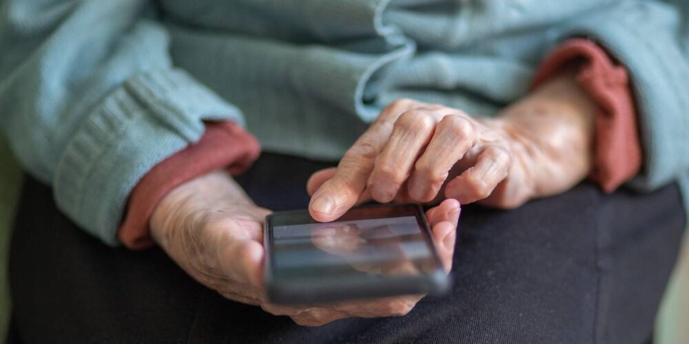 adulto mayor acompañado por tecnología para reducir la soledad
