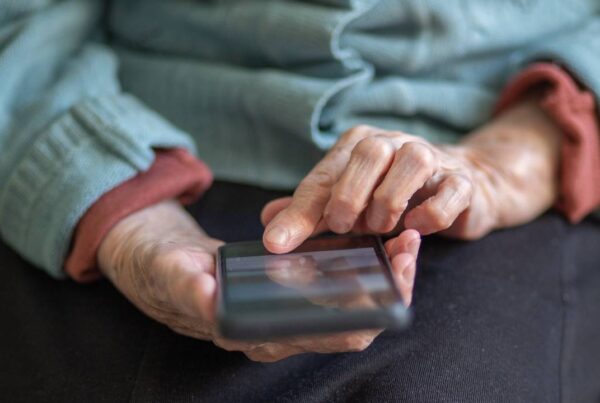 adulto mayor acompañado por tecnología para reducir la soledad