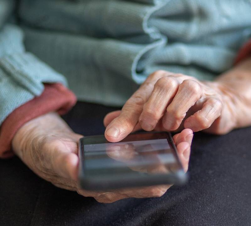 adulto mayor acompañado por tecnología para reducir la soledad