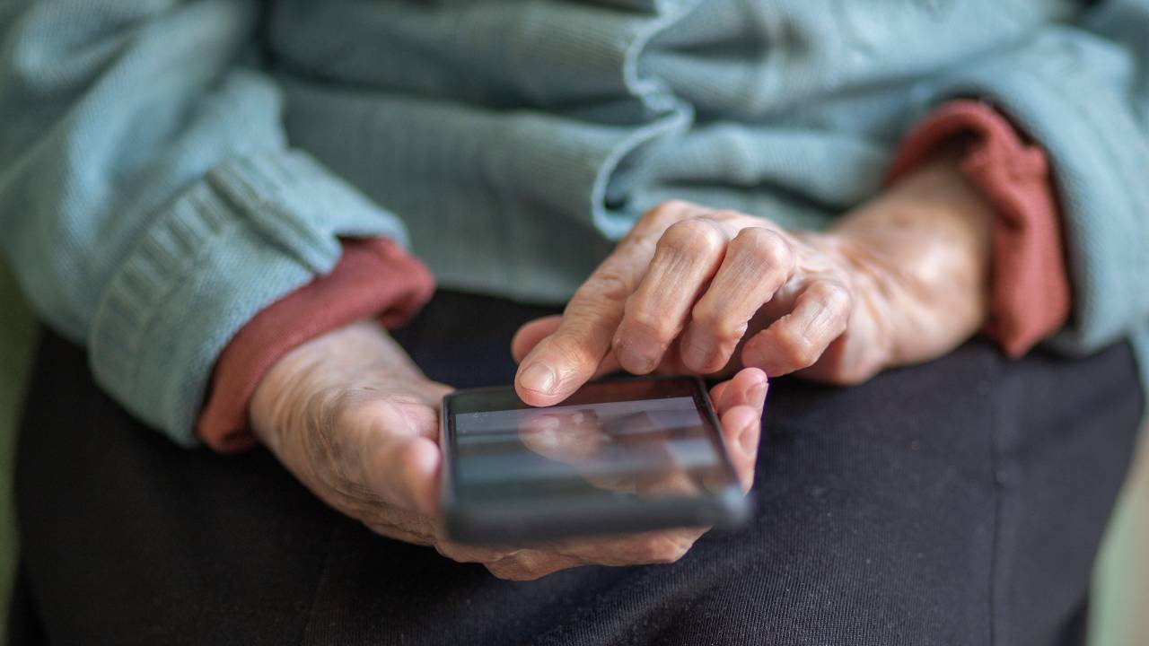 Tecnología contra la soledad: 4 soluciones que acompañan