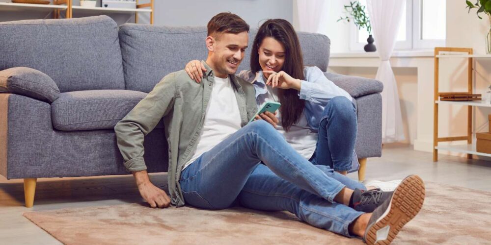 pareja usando tecnología para mejorar su relación