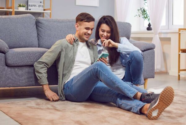 pareja usando tecnología para mejorar su relación