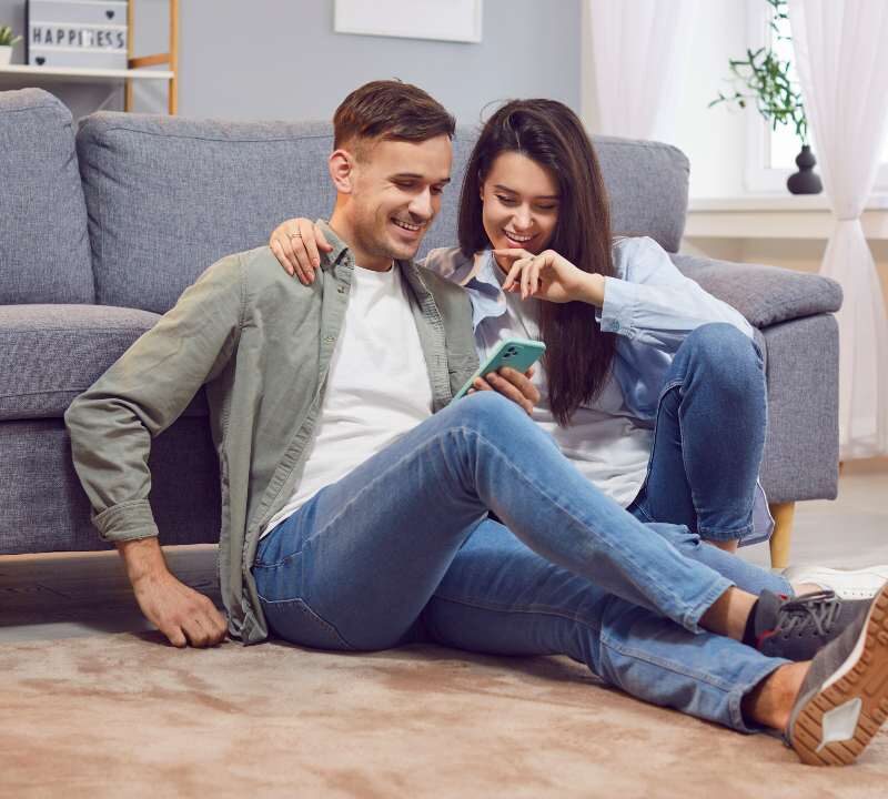 pareja usando tecnología para mejorar su relación