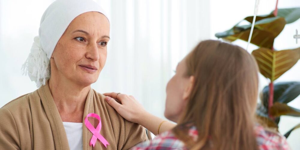 mujer con cáncer de mama metastásico recibiendo apoyo médico y emocional