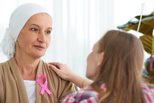mujer con cáncer de mama metastásico recibiendo apoyo médico y emocional