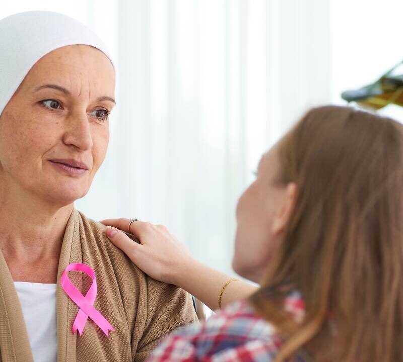 mujer con cáncer de mama metastásico recibiendo apoyo médico y emocional