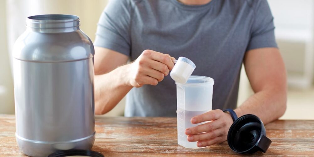 Suplemento deportivo creatina en polvo para mejorar rendimiento físico