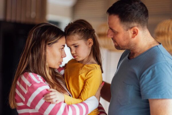 Padres separados ayudando a sus hijos a mantener la calma y seguridad